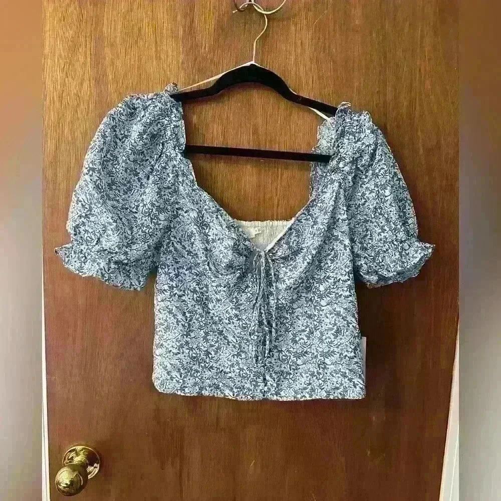 NWT ASTR THE LABEL, WOMEN'S MEDIUM Blue Floral Cropped Top, $65 Tags